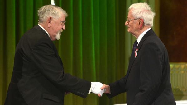 Banner Zoltán művészettörténész, író, előadóművész átveszi a Németh Lajos-díjat Kásler Miklóstól, az emberi erőforrások miniszterétől a március 15. alkalmából tartott díjátadón a Pesti Vigadóban 2022. március 10-én. MTI/Kovács Attila