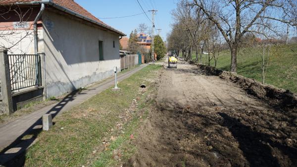 Az Erdélyi soron is folyik a munka (fotók: behir.hu/ Petró Zsolt)