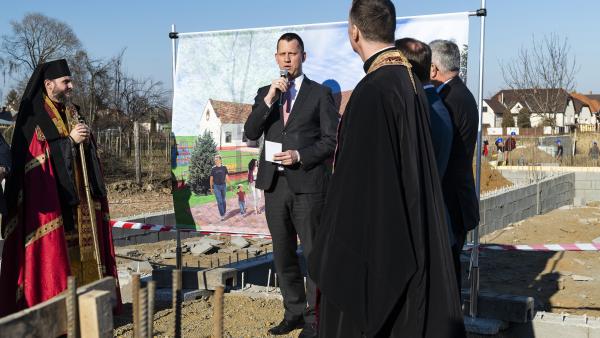 Fülöp Attila, szociális ügyekért felelős államtitkára beszél az alapkőletételi ünnepségen - Fotó: MTI/Balázs Attila