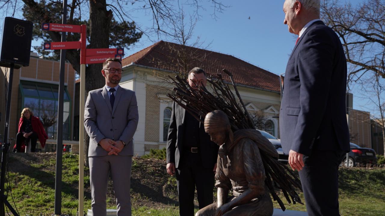 Leleplezték a Rőzsehordó nő szobrát Békéscsabán