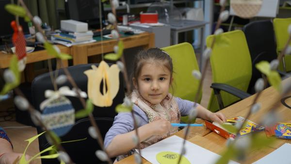 Fotó: Csiffáry Zsuzsanna_Busi Liliána a húsvéti kézműves foglalkozáson a Békés Megyei Könyvtár Digilaborjában. 