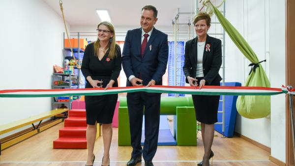 Aléné Kucsera Andrea igazgató, Dankó Béla országgyűlési képviselő és Teleki-Szávai Krisztina, a Gyulai Tankerület igazgatója. (Forrás: FB/DB)