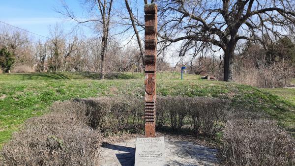 1998-ban a körgát és a Lencsési út találkozásánál állítottak kopjafát és avattak emléktáblát a nagy csabai árvíz emlékére (fotó: Ugrai Gábor)