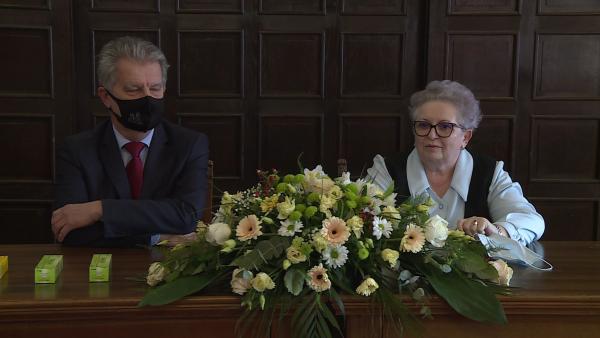 Szarvas Péter polgármester és dr. Szombati Márta gyermekorvos a városháza dísztermében