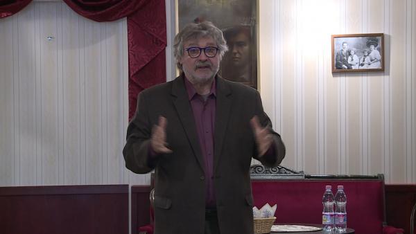 Seregi Zoltán a Békéscsabai Jókai Színház direktora a bérletes előadások pótlásáról, pályázati sikerekről, további előadásokról beszélt a Művész Kávéházban szerdán délelőtt. 