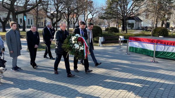 Közösen koszorúztak március 14-én az ellenzéki pártok Békéscsabán. Forrás: Az MSZP helyi szervezete