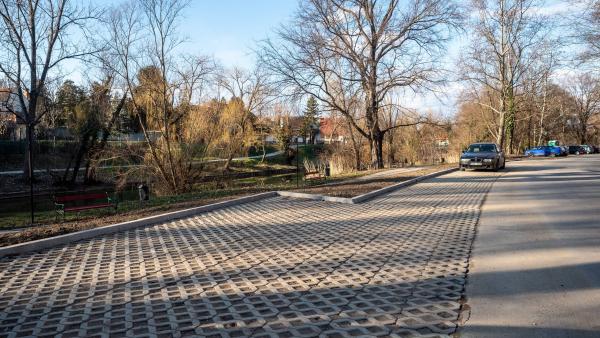 A Karacs Teréz utca parkoló-felújítása befejeződött. Fotó: békési polgármesteri hivatal