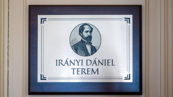 Irányi Dániel nevét viseli a békési polgármesteri hivatal díszterme. Fotó: kabinet