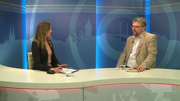 Vári Bianka műsorvezető beszélget Ugrai Gábor történelemtanárral március 15-e alkalmából a 7.TV Aktuális című műsorában. Fotó: 7.TV