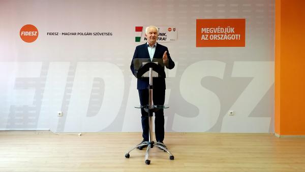 Herczeg Tamás országgyűlési képviselő választást értékelő sajtótájékoztatóján - Fotó: behir.hu/E.K.Zs.