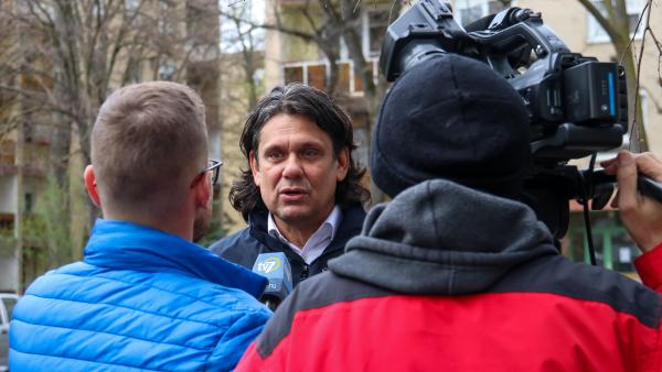 Deutsch Tamás, a Fidesz Európai parlamenti képviselője a 7. Tv stábjának nyilatkozik. Fotó: behir.hu