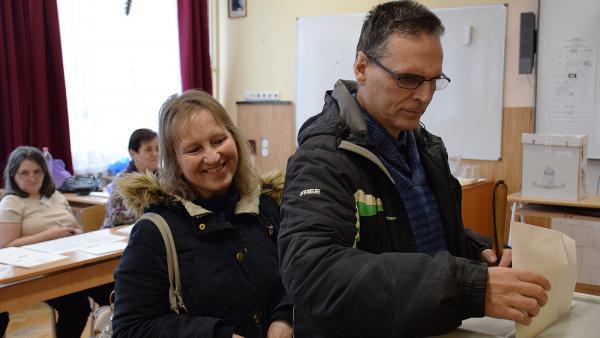 Fotó: Such Tamás_Ádász István, a Vakok és Gyengénlátók Békés Megyei Egyesületének elnöke  a feleségével ment szavazni. 