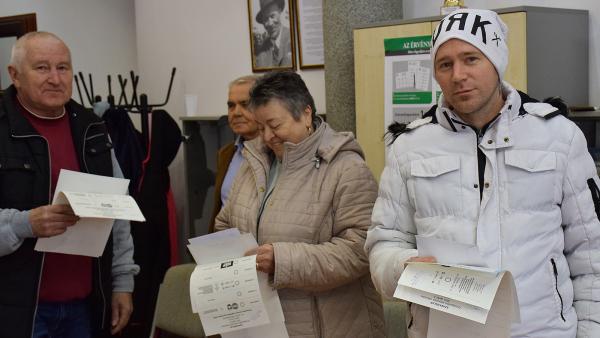 Várakozók a szavazófülke előtt, Békéscsabán (fotó: behir.hu/ Such Tamás)