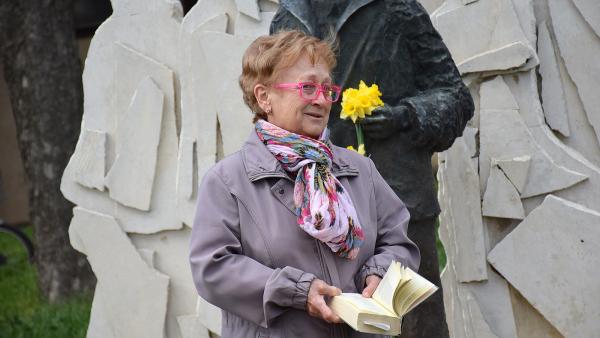 Samu Jánosné Jutka, a Lencsési Nyugdíjas Klub vezetőségi tagja szaval a költészet napján – Fotó: berhir.hu/Such Tamás