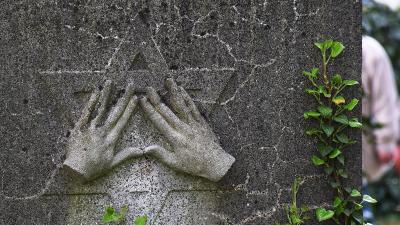 Sírkő a békéscsabai zsidó temetőben – Fotó: behir.hu/Such Tamás