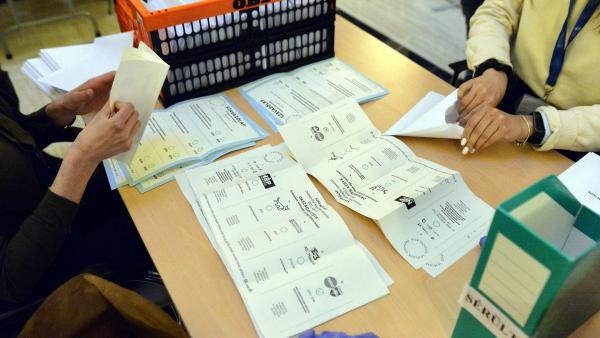 Megkezdik a levélszavazatok feldolgozását az NVI munkatársai a Nemzeti Választási Iroda (NVI) budapesti székházában az országgyűlési választás és gyermekvédelmi népszavazás napján, a szavazóhelyiségek zárása után 2022. április 3-án. MTI/Soós Lajos