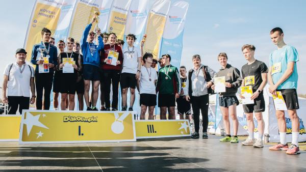 A mezei futó diákolimpia VI. korcsoportjának fiú csapatai a dobogón. Fotó: Magyar Diáksport Szövetség