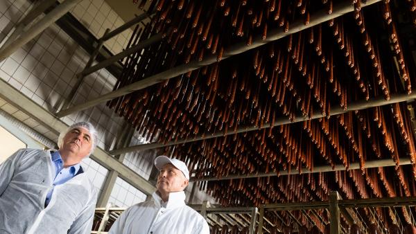 Kozsuch Kornél és Daka Zsolt a húsüzemben