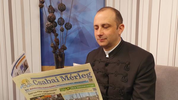 Marti Miklós Nándor református lelkipásztor már átlapozta a Csabai Mérleg legfrissebb számát (fotó: behir.hu/ Bucsai Ákos)