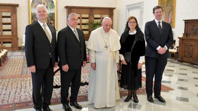 Ferenc pápa (k) fogadta Orbán Viktor miniszterelnököt (b2) a Vatikánban. Jobbról a kormányfő felesége, Lévai Anikó és Habsburg-Lotharingiai Eduárd, balról Semjén Zsolt MTI/Vatikáni Média)