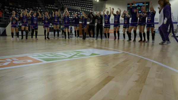 A mérkőzés végén ünnepelhettek a csabai lányok (Fotó: behir.hu)