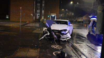 Két autó ütközött össze szombat este, az egyik egy jelzőtáblának ütközött végül. Fotó: police.hu