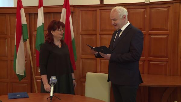 Herczeg Tamás reggel ünnepélyes keretek között vehette át megbízólevelét a Mokos teremben. 