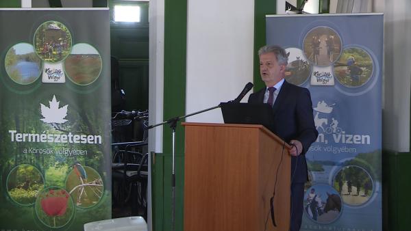 Szarvas Péter a Körösök Völgye Látogatóközpontban a szerdai partnerségi találkozón köszöntötte a megjelenteket.