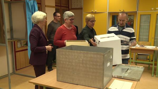 Az első szavazó jelenlétében zárták le az urnákat a békéscsabai Kazinczy iskolai szavazókörben is (fotó: behir.hu)