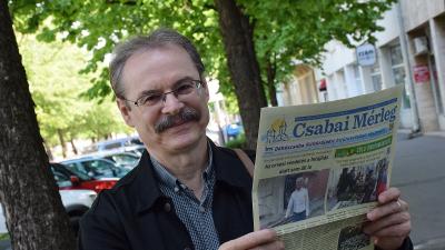 Elek Tibor már átlapozta a Csabai Mérleg legfrissebb számát (fotó: behir.hu/ Such Tamás)