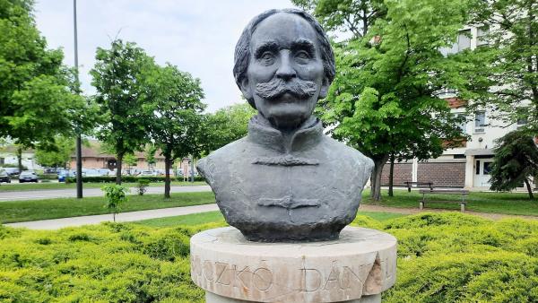 Boczkó Dániel (1789-1870) szobra a békéscsabai vasútállomással szemben