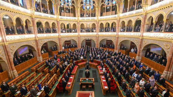 Orbán Viktor miniszterelnök (középen) eskütétele előtt az Országgyűlés ülésén 2022. május 16-án (MTI/Illyés Tibor)