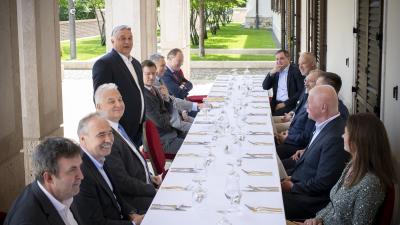 A Miniszterelnöki Sajtóiroda által közreadott képen Orbán Viktor miniszterelnök (b4) a kormányalakításról folytatott megbeszélésen a Karmelita kolostorban 2022. május 11-én. A tanácskozáson Csák János (j2), Gulyás Gergely (b5), Lázár János (b6), Nagy Istv