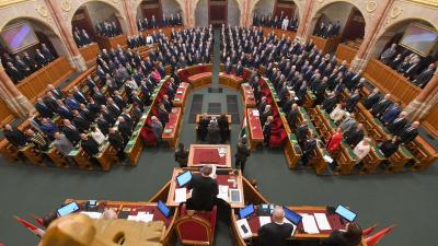  Képviselők esküt tesznek az Országgyűlés alakuló ülésén 2022. május 2-án. A patkó első sorában Semjén Zsolt miniszterelnök-helyettes és Orbán Viktor miniszterelnök (középen, b-j). MTI/Illyés Tibor