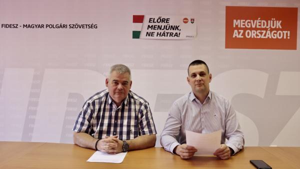 Alföldi Károly képviselő-jelölt és Bálint Kornél, a Fidesz békéscsabai szervezetének elnöke. Fotó: Fidesz
