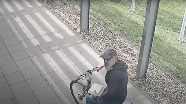 Egy békéscsabai lopás felfelderítéséhez kér segítséget a rendőrség. Kép: Békéscsabai Rendőrkapitányság