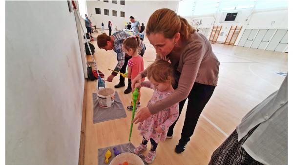 Családi sportnak az evangélikus sportcsarnokban. (Fotó: Bucsai Ákos/BMC)