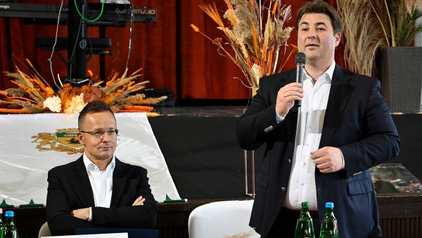 Erdős Norbert (j) Szijjártó Péter külgazdasági és külügyminiszter társaságában. (Forrás: FB/Erdős Norbert)