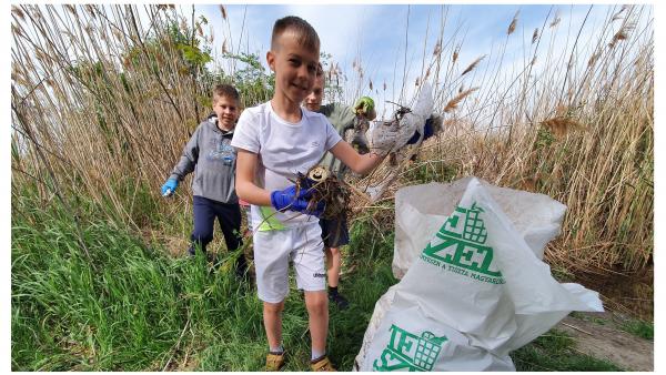 Kicsik és nagyok együtt dolgoztak a környezet megtisztításán. (Fotó: Bucsai Ákos/BMC)