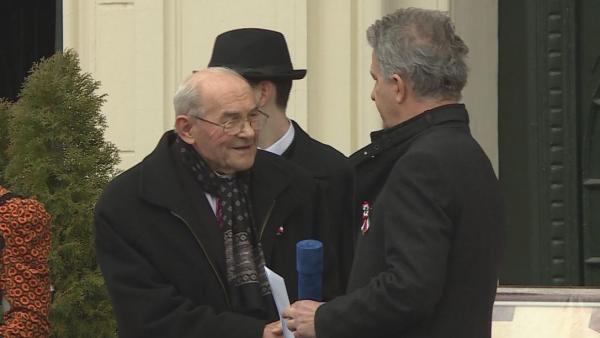 Krizsán Miklós (b) átveszi életműdíját Szarvas Péter polgármestertől 2018-ban (Fotó: behir.hu)