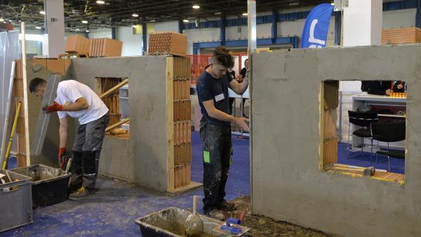 Kőműves tanulók a Szakma Sztár Fesztiválon (MTI fotó:  Soós Lajos)