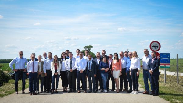 A résztvevők megtekintették a Dombegyház-Kisvarjas határállomást - Fotó: Békés Megyei Önkormányzat