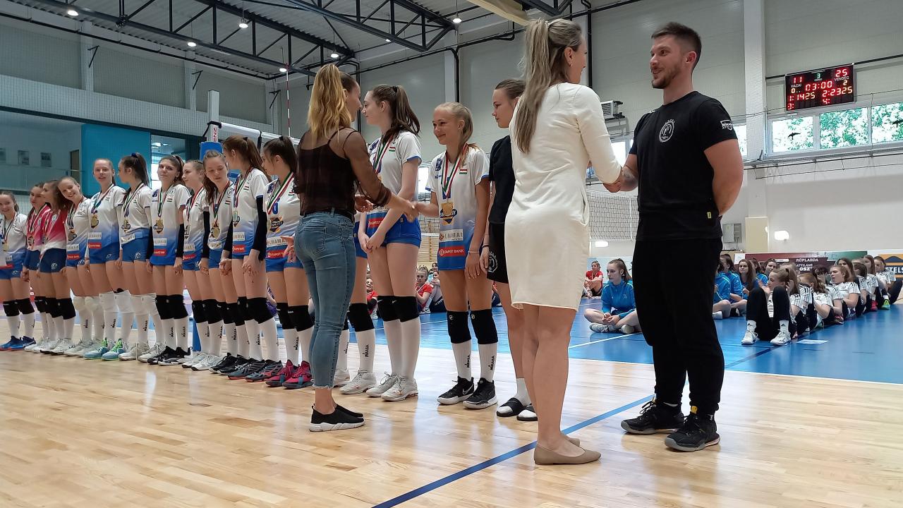 A bajnok csapat - Fotó: behir.hu/E.K.Zs.