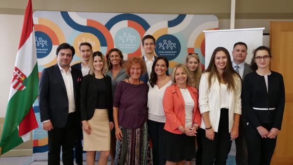 Korábbi ösztöndíjasok Novák Katalin köztársasági elnök társaságában. (Forrás: hirtv.hu)