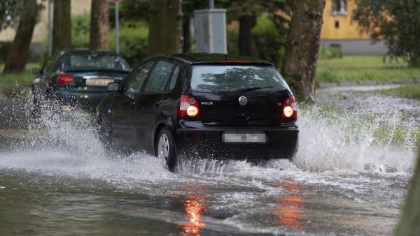 Autók a vízzel elárasztott úton Nagykanizsán egy zivatar elvonulása után 2022. május 25-én este. MTI/Varga György