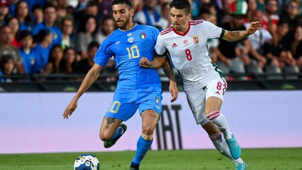 Nagy Ádám (j) és az olasz Lorenzo Pellegrini a labdarúgó Nemzetek Ligája 2. fordulójában játszott Olaszország - Magyarország mérkőzésen az olaszországi Cesenában, a Dino Manuzzi Stadionban (MTI/Illyés Tibor)