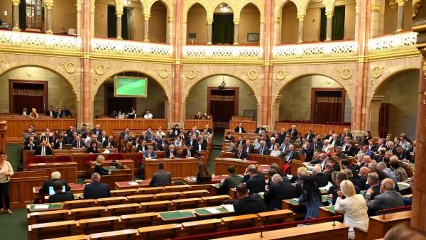 Képviselők a szomszédos országban fennálló fegyveres konfliktus, illetve humanitárius katasztrófa magyarországi következményeinek elhárítását célzó törvényjavaslatról szavaznak az Országgyűlés plenáris ülésén 2022. július 8-án. A jogszabályt kivételes elj