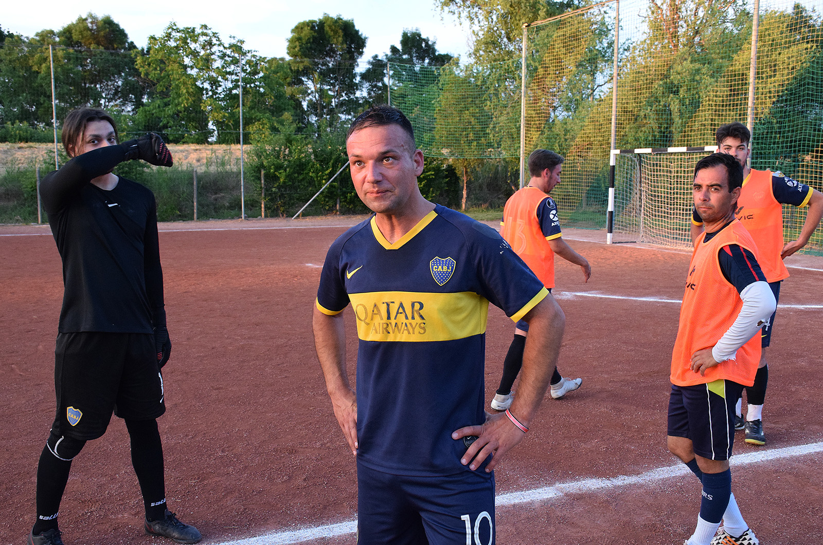 A megkülönböztető, narancssárga mez alatt természetesen ezúttal is ott volt a Boca Juniors címere (Fotó: Such Tamás)