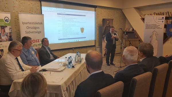 Kónya István alpolgármester köszöntötte a konferencia résztvevőit (Fotó: behir.hu)