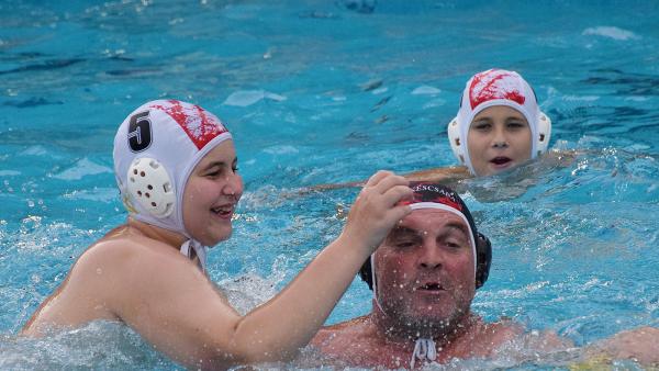 Nánási Hunor és Nánási István párharca az apa-fiú pólómeccsen – Fotó: behir.hu/Such Tamás